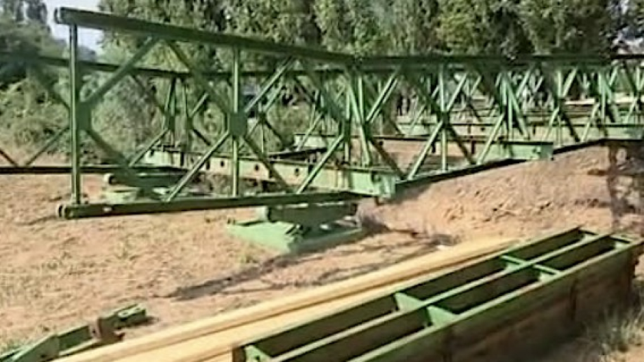 Lesa, prosegue l'installazione del ponte bailey
